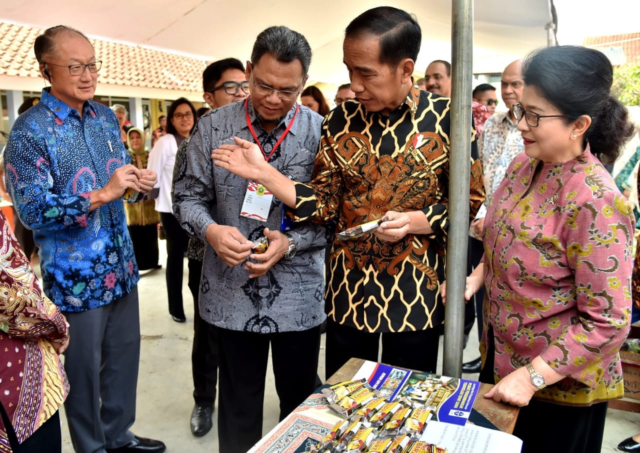 Presiden Joko Widodo bersama dengan Presiden Bank Dunia Jim Yong Kim dan Menteri Kesehatan Nila F Moeloek blusukan ke Desa Tangkil, Kecamatan Caringin, Kabupaten Bogor, Rabu (4/7) 2018. Mereka meninjau langsung penanganan yang dilakukan pemerintah untuk menanggulangi permasalahan terkait stunting di Indonesia.  