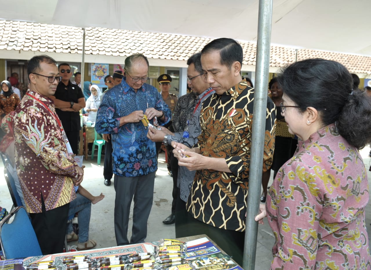 Presiden Jokowi dengan Presiden Bank Dunia Jim Yong Kim meninjau kegiatan posyandu, pemberian makanan tambahan berbahan dasar lokal, penyuluhan untuk ibu hamil, dan pendidikan anak usia dini (PAUD).