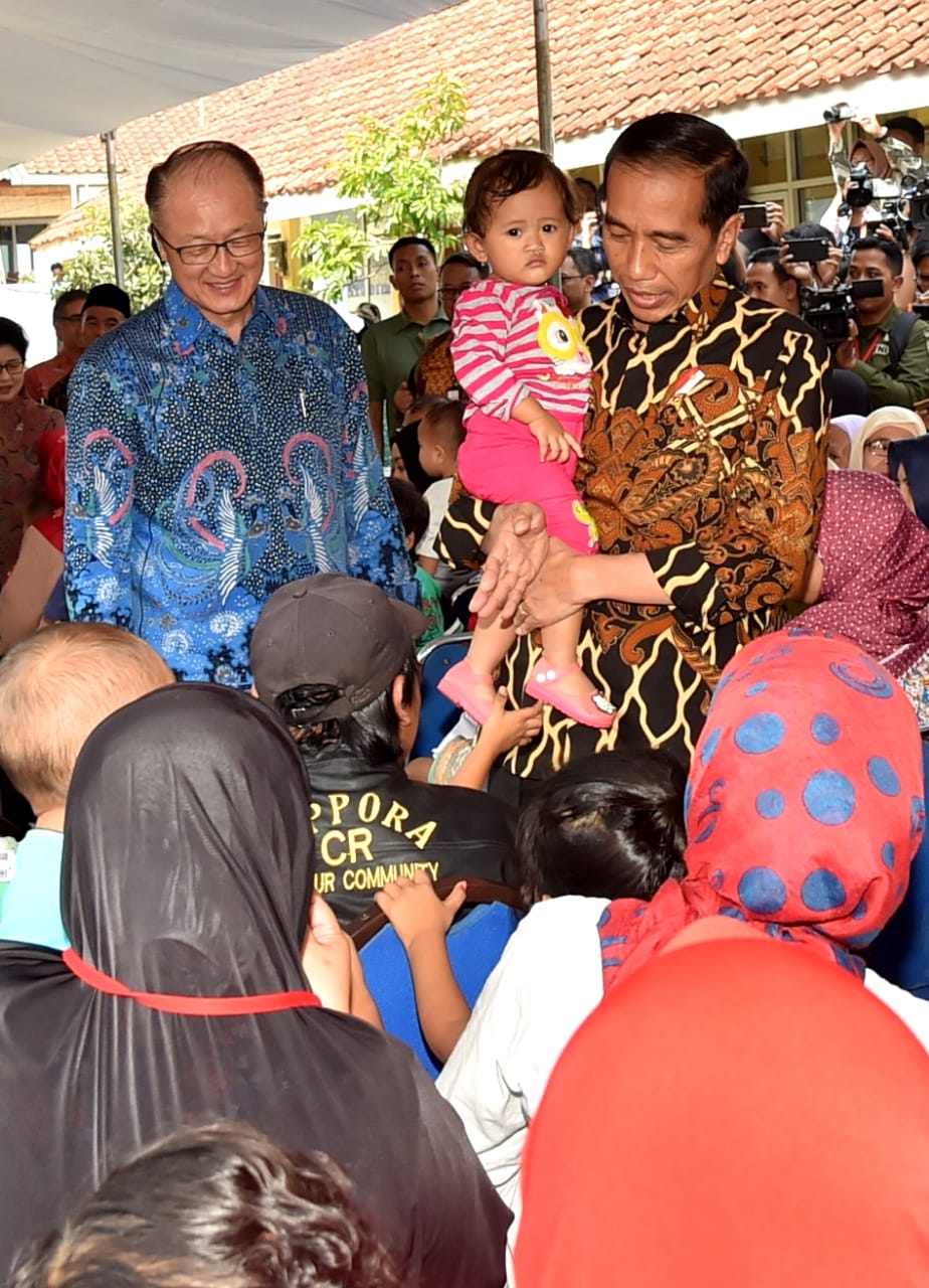 Kepala Negara sengaja mengajak Presiden Bank Dunia untuk melihat langsung cara pemerintah Indonesia melakukan penanganan stunting yang lumrah terjadi di negara-negara berkembang.   