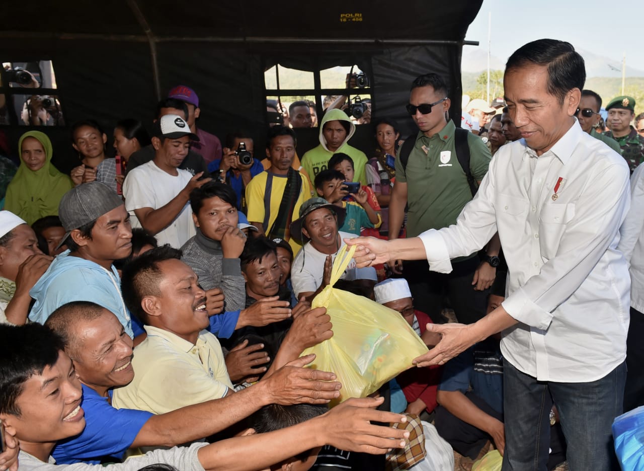 Presiden saat mengunjungi korban gempa di NTB.