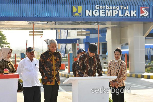 Presiden Joko Widodo saat meresmikan Gerbang Tol Ngemplak meminta rest area dikuasai kuliner Indonesia