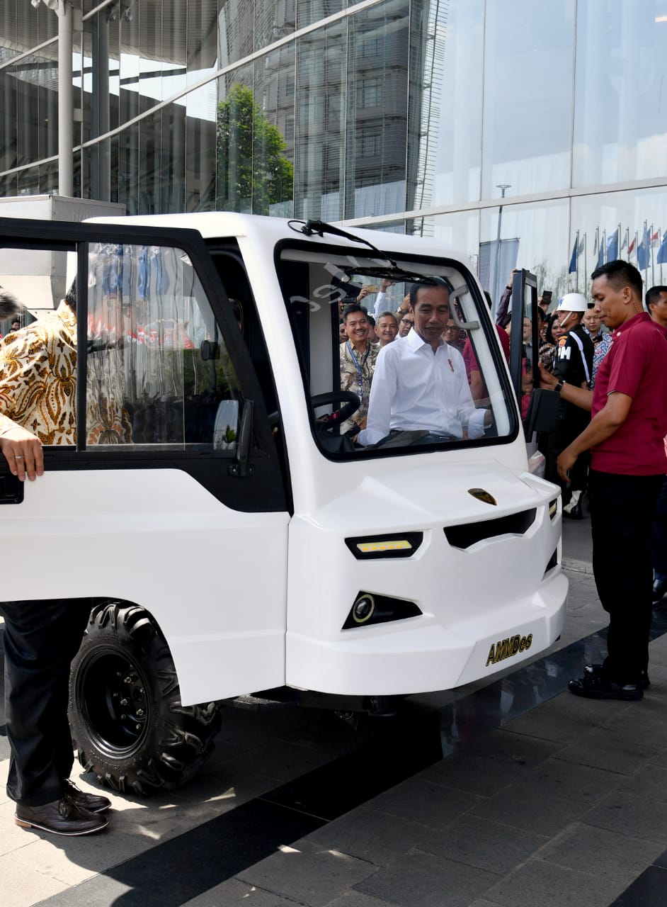 Presiden juga menyambut baik kehadiran kendaraan pedesaan yang bernama Angkutan Mekanis Multiguna Pedesaan (AMMDes). Kendaraan multiguna karya anak bangsa tersebut dirancang untuk meningkatkan produktivitas perekonomian masyarakat di pedesaan.