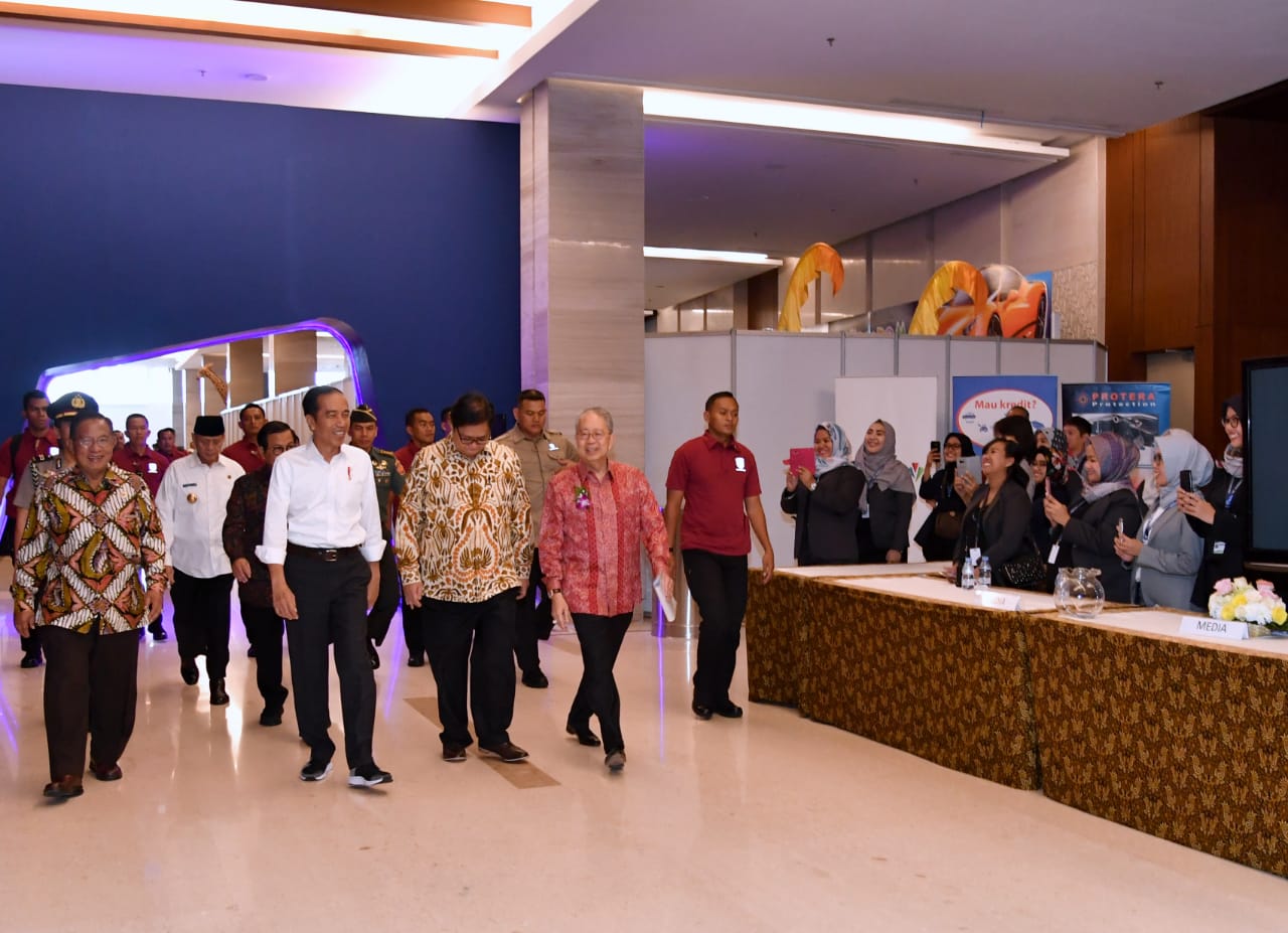 Dalam acara peresmian pembukaan GIIAS ini Presiden didampingi oleh Menteri Koordinator Bidang Perekonomian Darmin Nasution, Menteri Perindustrian Airlangga Hartarto, Sekretaris Kabinet Pramono Anung, Menteri Desa, Pembangunan Daerah Tertinggal, dan Transmigrasi Eko Putro Sandjojo, dan Gubernur Banten Wahidin Halim.