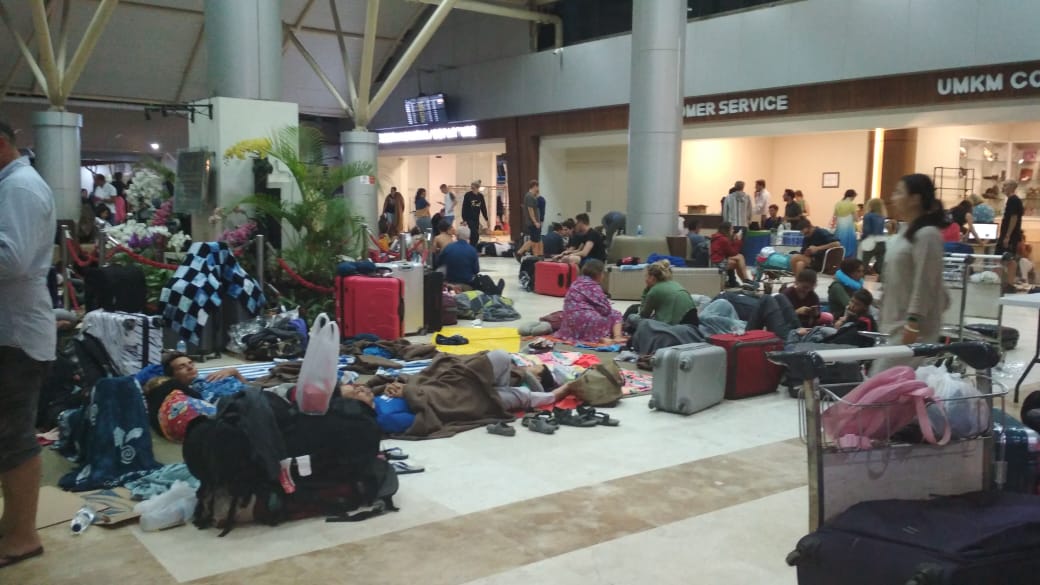 Suasana Wisatawan yang dievakuasi di Bandara Lombok Praya (LOP), Lombok, Nusa Tenggara Barat (NTB).