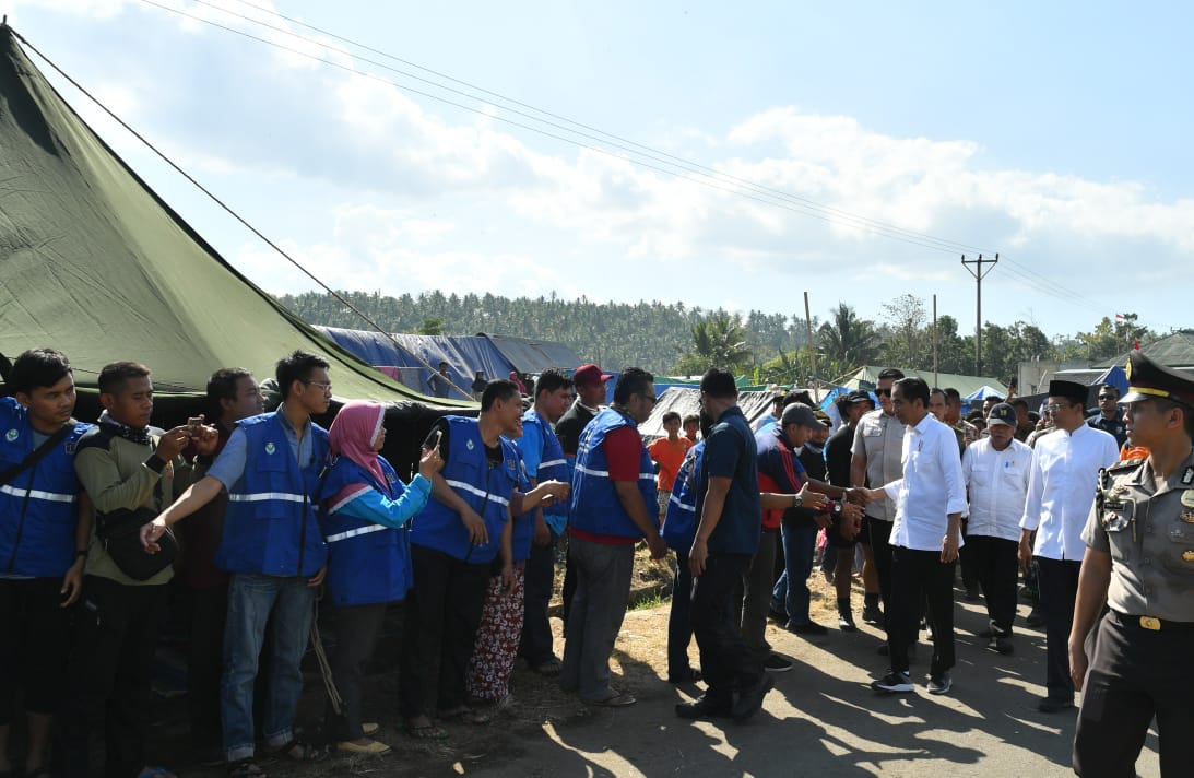 Presiden Joko Widodo menggelar rapat terbatas bersama dengan jajaran terkait di tenda pengungsian di halaman RSUD Tanjung, Kecamatan Tanjung, Kabupaten Lombok Utara.