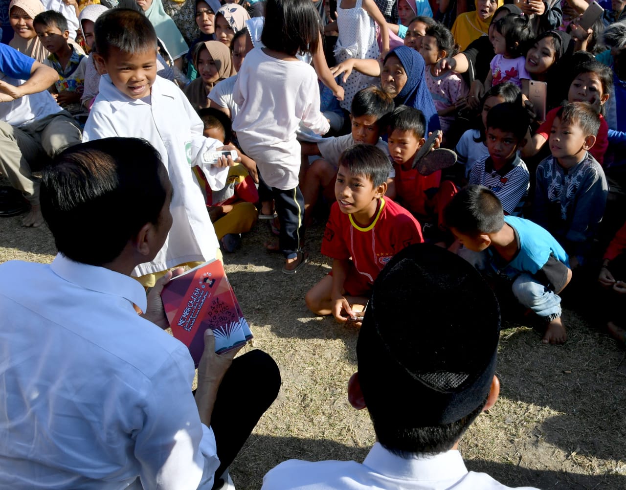 Jokowi mengajak anak-anak untuk tetap bersemangat serta menunggu pembangunan kembali sekolah-sekolah mereka yang rusak akibat gempa.