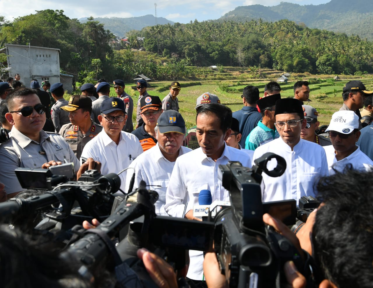 Rekonstruksi fasilitas umum dan rumah warga yang rusak membutuhkan banyak ketersediaan bahan bangunan seperti semen dan baja.  Kepala Negara juga menginstruksikan Kementerian Pekerjaan Umum dan Perumahan Rakyat untuk turut membenahi fasilitas-fasilitas pendidikan dan kesehatan yang rusak maupun hancur karena gempa.