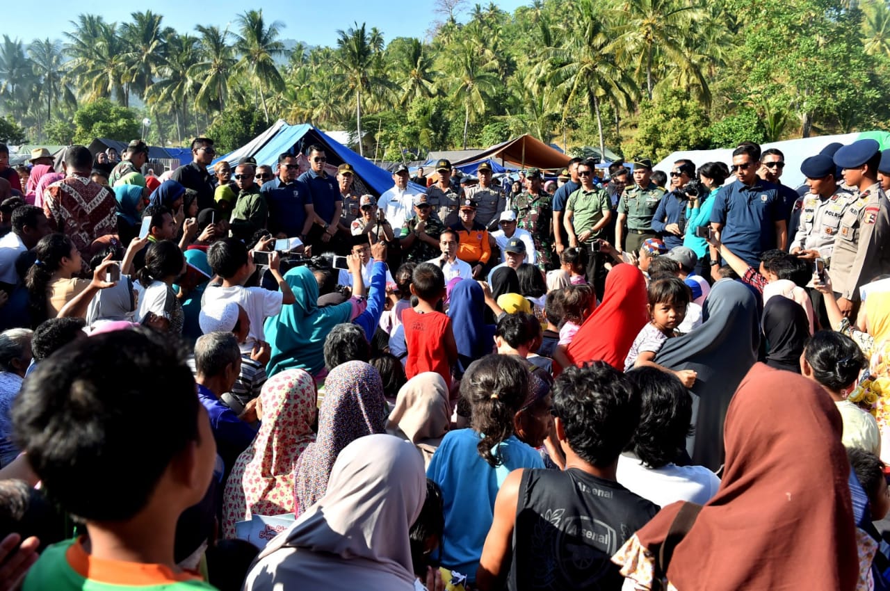 “Dimulai besok pagi akan segera kita serahkan bantuan untuk rumah yang rusak berat. Saya harapkan besok paling tidak minimal bisa seribu diserahkan. Kemudian setelah itu penyerahan bantuan untuk perbaikan rumah lainnya segera dilaksanakan terus,” ucapnya.