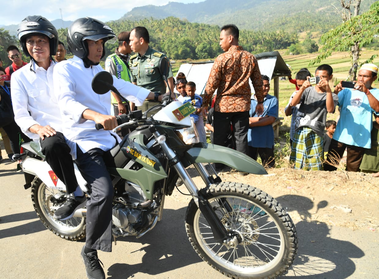 Presiden menggunakan sepeda motor dengan dibonceng Gubernur Nusa Tenggara Barat Muhammad Zainul Majdi saat meninjau ke Dusun Trengan, Lombok Utara. 