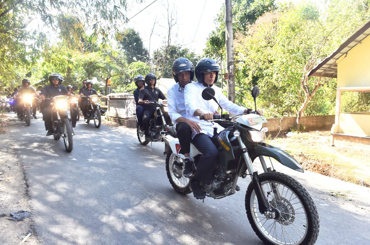 Presiden menggunakan sepeda motor dengan dibonceng Gubernur Nusa Tenggara Barat Muhammad Zainul Majdi saat meninjau ke Dusun Trengan, Lombok Utara. 