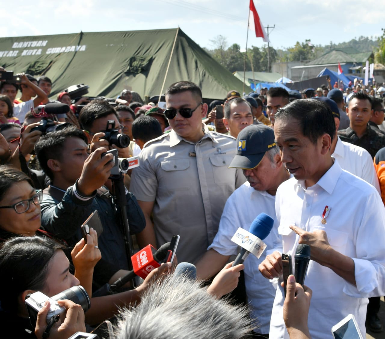 Kepala Negara menyampaikan pemerintah pusat akan turun tangan memberikan bantuan untuk perbaikan dan pembangunan kembali rumah yang roboh karena gempa.