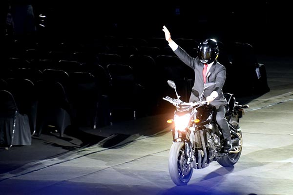 Jokowi Naik Sepeda Motor