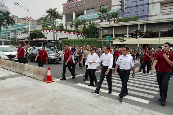 Presiden Jokowi mencoba fasilitas pelican crossing