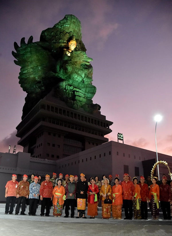 Presiden Jokowi berfoto bersama usai acara Peresmian Patung GWK