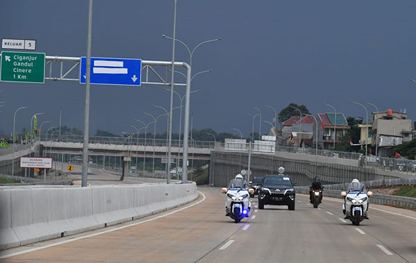 Presiden Jokowi melakukan ujicoba melewati jalan tol Desari