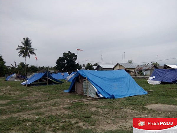Warga Desa Maku, Kecamatan Dolo, Kabupaten Sigi, Sulawesi Tengah, mendirikan tenda-tenda darurat pasca bencana gempa dan likuifaksi