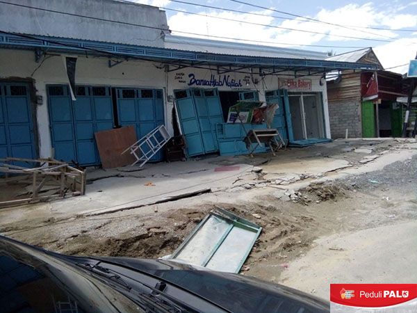 Bangunan toko yang tampak ditinggalkan penghuninya yang mengungsi ke tenda-tenda pengungsian