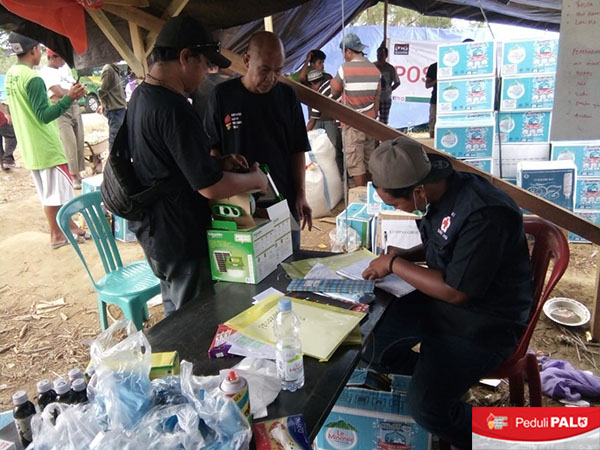 Tim Relawan KAPT Peduli PALU turun ke kamp pengungsian untuk menyerahkan bantuan PLTS Portable bagi warga yang belum mendapat aliran listrik