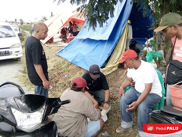 Tim Relawan KAPT Peduli PALU tengah menyosialisasikan tata cara penggunaan PLTS Portable kepada warga