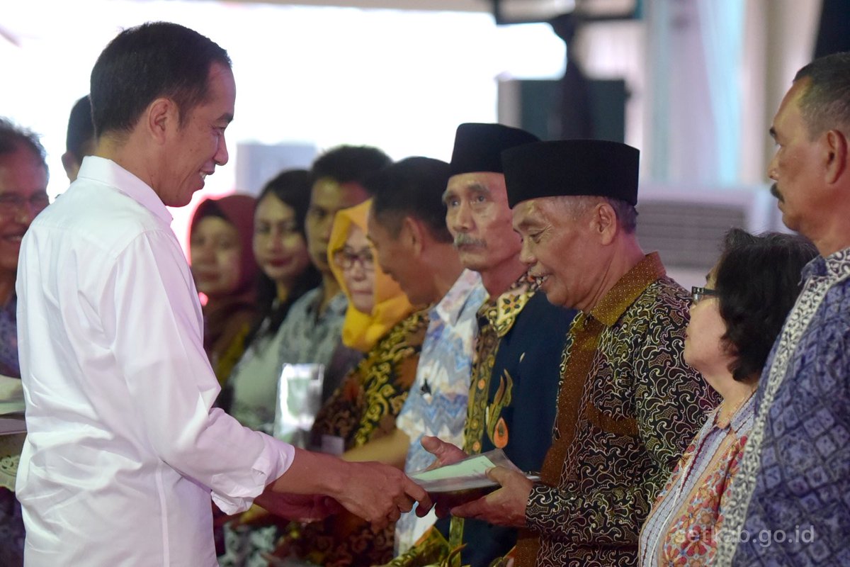 Jokowi Bagikan Sertifikat Tanah di Marunda