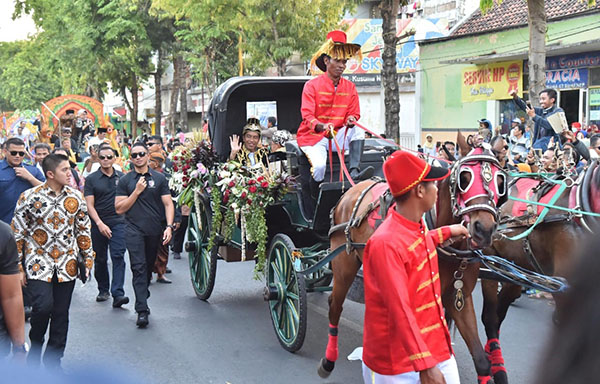 Presiden Jokowi dan Ibu Negara Iriana naik kereta kuda dan berkeliling menyapa warga (Foto: Biro Pers Setpres)