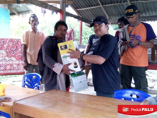 Tim Relawan KAPT Peduli PALU menyerahkan bantuan Lampu Penerangan Air Garam/Listrik dan PLTS Portable kepada salah satu warga pengungsian di Desa Baluase, Kecamatan Dolo Selatan, Kabupaten Sigi