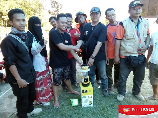 Warga pengungsian di Desa Baluase, Kecamatan Dolo Selatan tampak antusias menerima bantuan Lampu Penerangan Air Garam/Laut dan PLTS Portable oleh Tim Relawan KAPT Peduli PALU