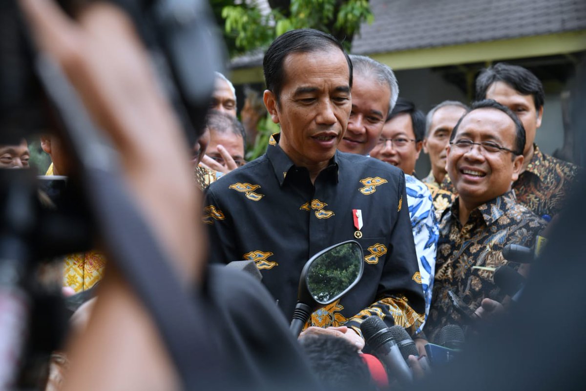 “Tadi saya coba, karena enggak ada suara knalpotnya, enggak ada greng-grengnya. Jadi halus sekali dan ini sangat ramah lingkungan,” kata Presiden Jokowi. 