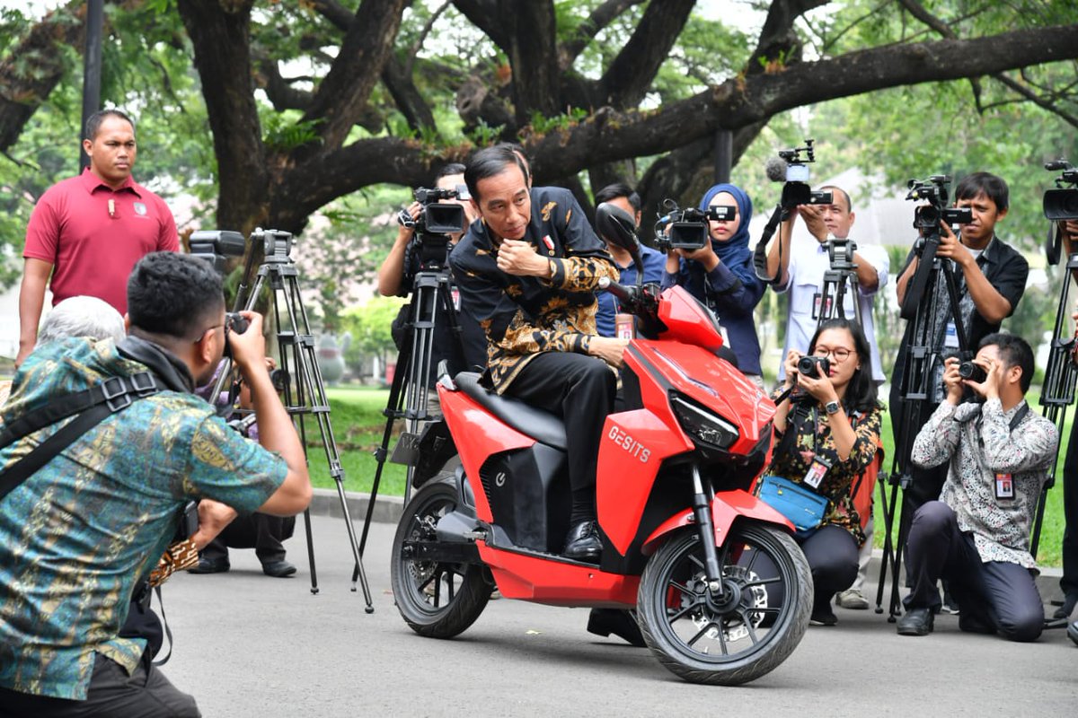 Menurut Jokowi, motor listrik nasional Gesits dicoba dulu di pasar lokal, dengan harga yang kompetitif sebelum diarahkan untuk ekspor. Namun Presiden memastikan dirinya akan menjadi orang yang pertama kali membeli jika motor listrik itu sudah diproduksi dan dijual ke pasaran. “Ini kalau sudah diproduksi, saya pembeli pertama. Saya akan beli 100,” ucap Presiden.