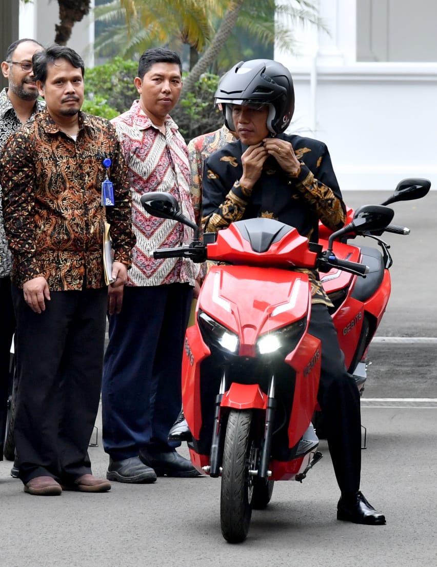 Presiden Joko Widodo mencoba motor listrik nasional Garansindo Electric Scooter ITS atau Gesits yang merupakan karya anak bangsa. 
